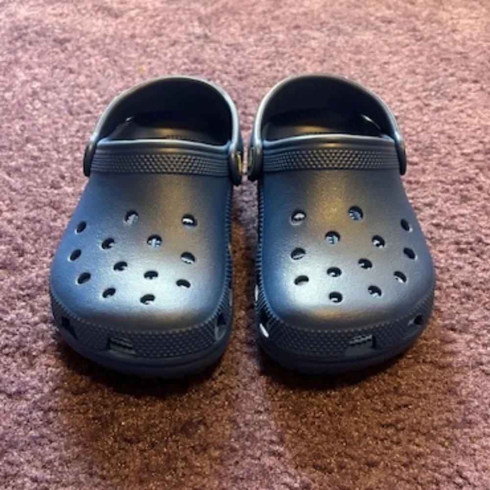 CROCS Kids unisex classic blue clogs - Blue Bolt - Kids size 1 - Picture 3 of 5